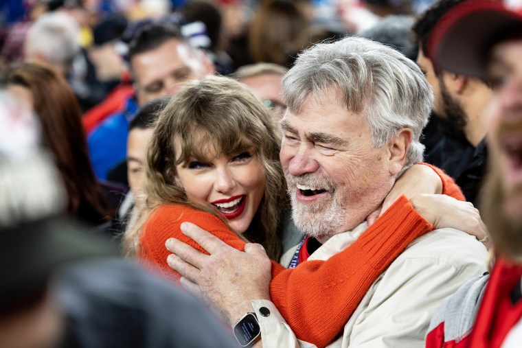 Taylor Swift abraça Ed Kelce.