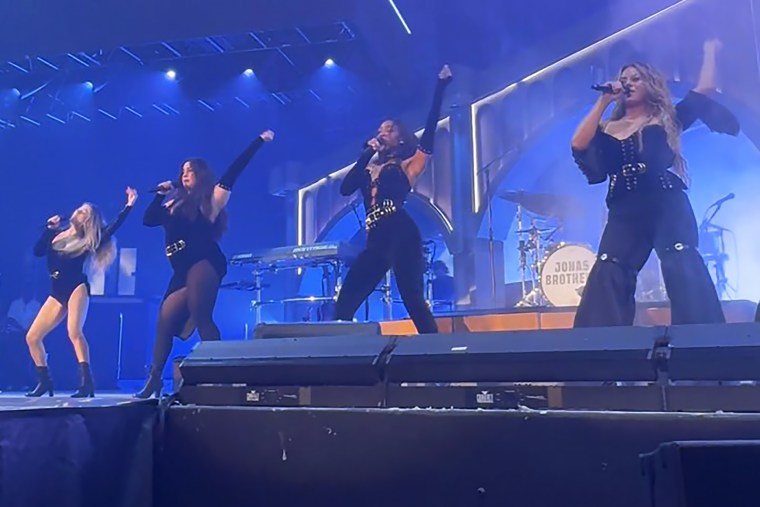 O quinto harmonia durante sua apresentação no concerto do Jonas Brothers no domingo.