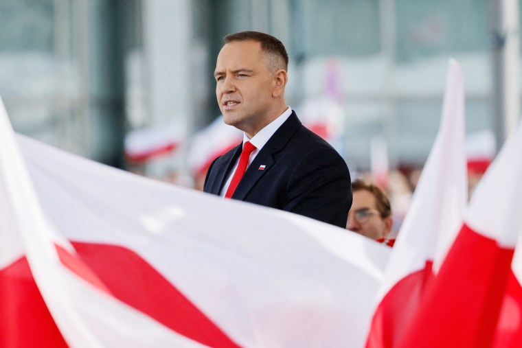 Nawrocki en una ceremonia oficial para asumir el mando de las fuerzas armadas en la tumba del soldado desconocido en Varsovia en agosto.