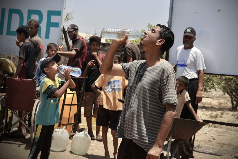 Os palestinos coletam água no acampamento de al-Mawasi entre Rafah e Khan Younis, Southern Gaza em 22 de junho de 2025.