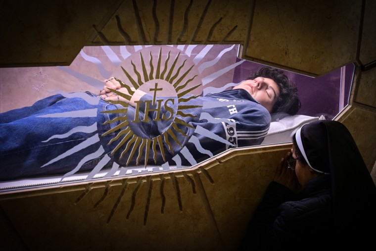 The blessed Carlo Acutis, the first millenary of the world who died in 2006 at the age of 15, will be canonized by Pope Francis on April 27, 2025 in the Vatican. 