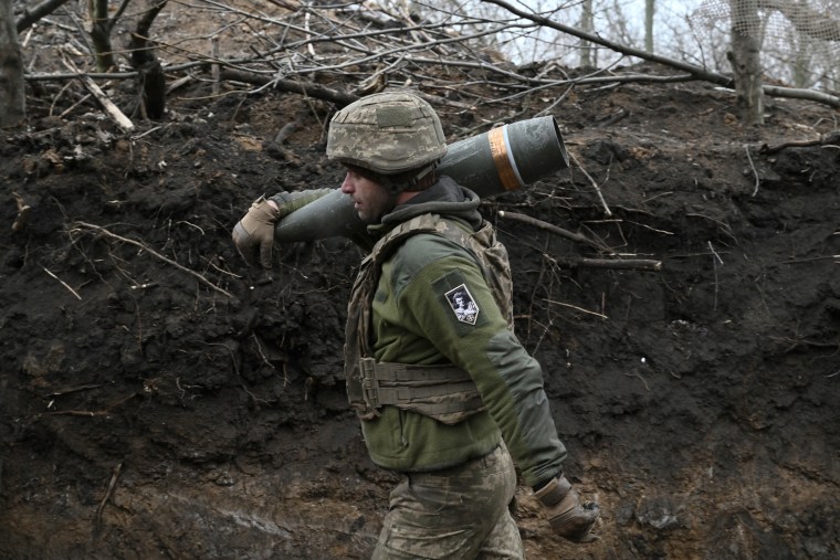 ukraine russia conflict artillery worker ukrainian