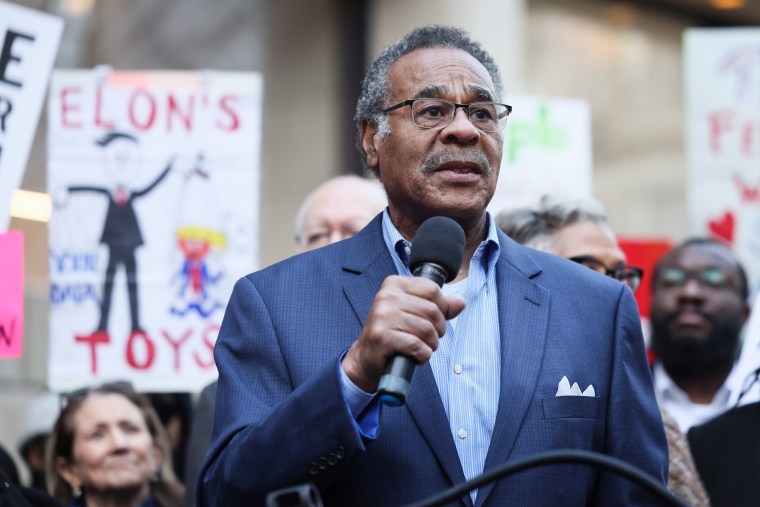 Emanuel Cleaver speaks outside to a crowd