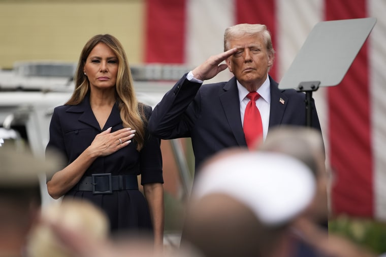 O presidente Donald Trump e a primeira -dama Melania Trump participaram de um evento em Arlington em 11 de setembro de 2025, no pátio do Pentágono em 11 de setembro.