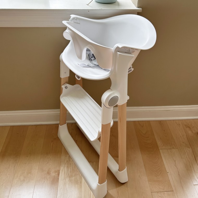 It’s slim enough to tuck behind a door or next to the fridge, which makes it perfect for small kitchens. 