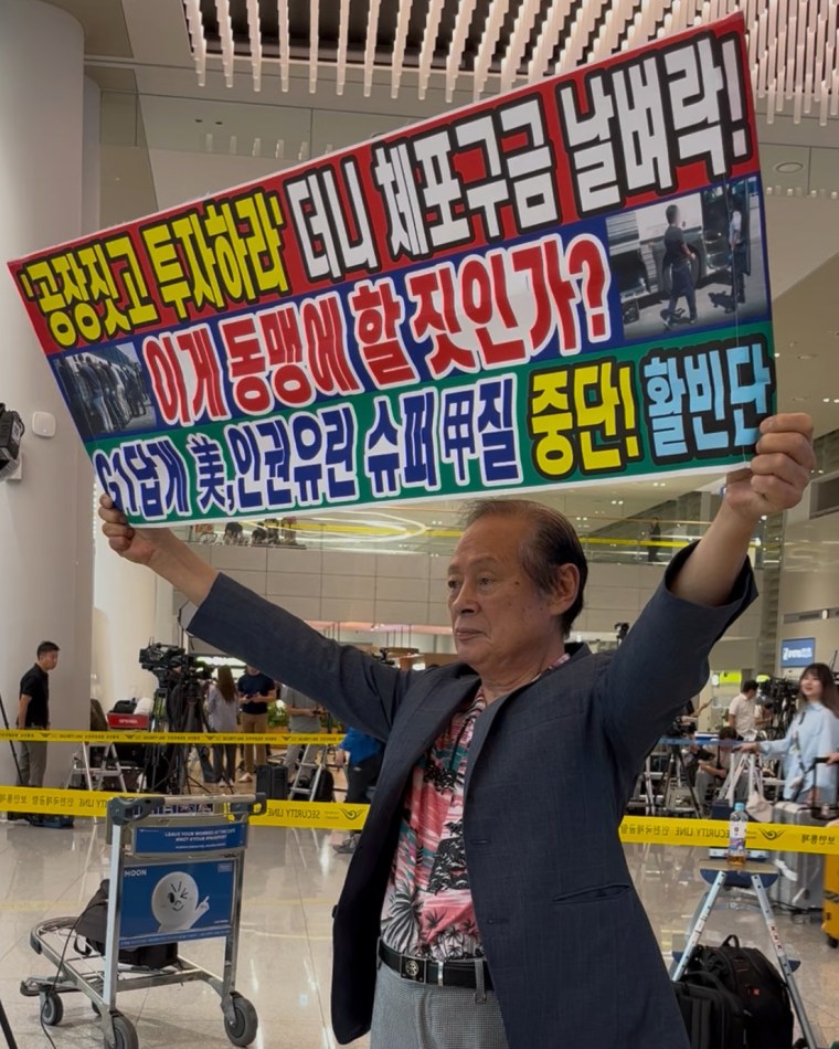 Um manifestante no Aeroporto Internacional de Inchion, fora do Col da Coréia do Sul, na sexta -feira.