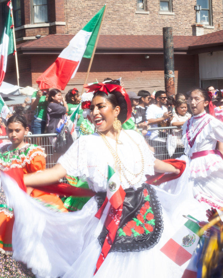 https://media-cldnry.s-nbcnews.com/image/upload/rockcms/2025-09/250915-chicago-mexican-parade-vl-1241p-9b1623.jpg
