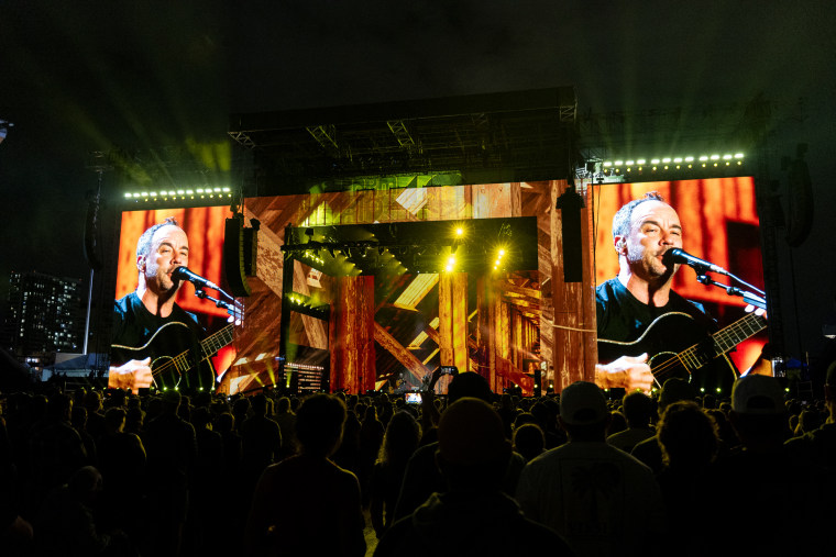 Tim Reynolds and Dave Matthew perform on stage