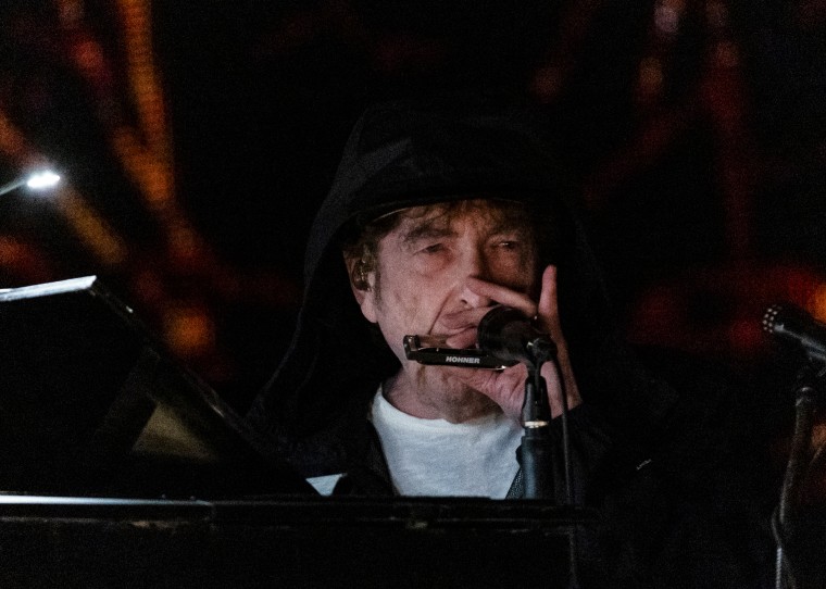 Bob Dylan sings on stage