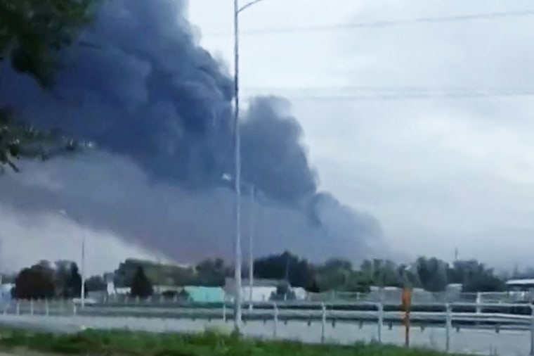 El humo se eleva de un fuego en una refinería de petróleo después de un ataque de dron ucraniano, en Samara
