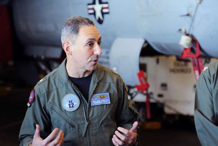 Adm. Adm. Paul Lanzilotta, comandante del transportista 12. 