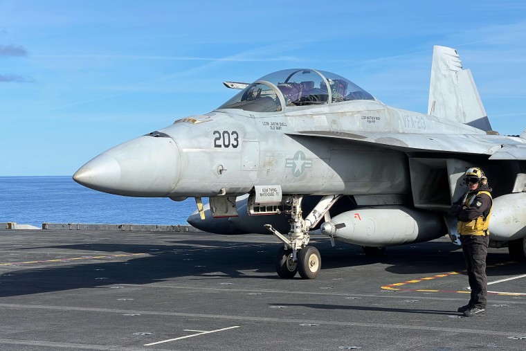 Un avión de combate F-18 espera la salida en la cabina. 