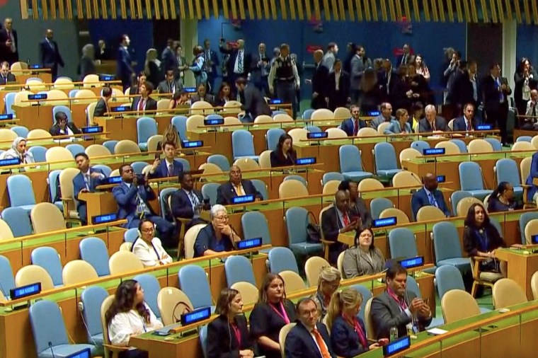 Con Netanyahu hablando, se fueron docenas de representantes.