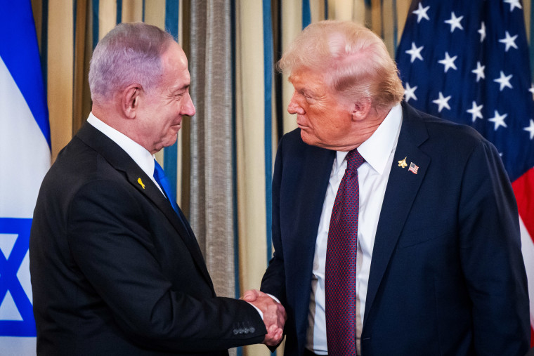El presidente Donald Trump y el primer ministro israelí Benjamin sirven su mano.
