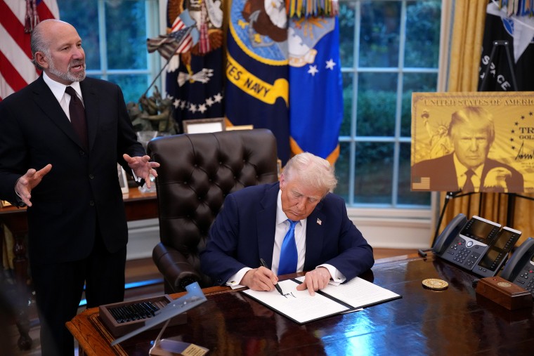 El presidente Trump firma un decreto ejecutivo en la Casa Blanca
