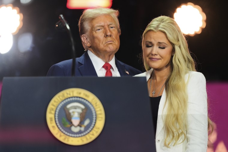 Donald Trump junto a Erika Kirk, en el homenaje a Charlie Kirk este domingo en Arizona.