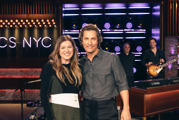 Matthew McConaughey Joins Kelly Clarkson for Impromptu Performance