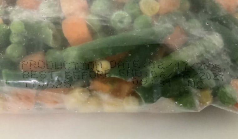 Busque muchos códigos de lote en la bolsa de verduras congeladas recuperadas y la fecha a través del uso.