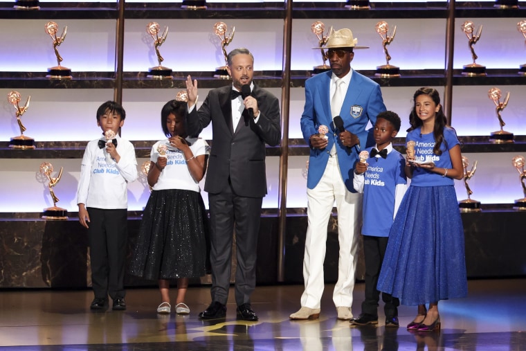 Nate Bargatze, JB Smoove no 77º prêmio Primetime Emmy, realizado no Peacock Theatre em 14 de setembro de 2025 em Los Angeles.