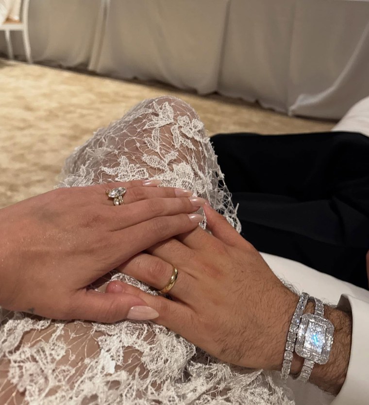 Selena Gomez e alianças de casamento de Benny Blanco. 