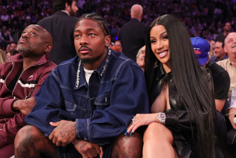 Stefon Diggs e Cardi B nos playoffs da NBA em 12 de maio de 2025 em Nova York.