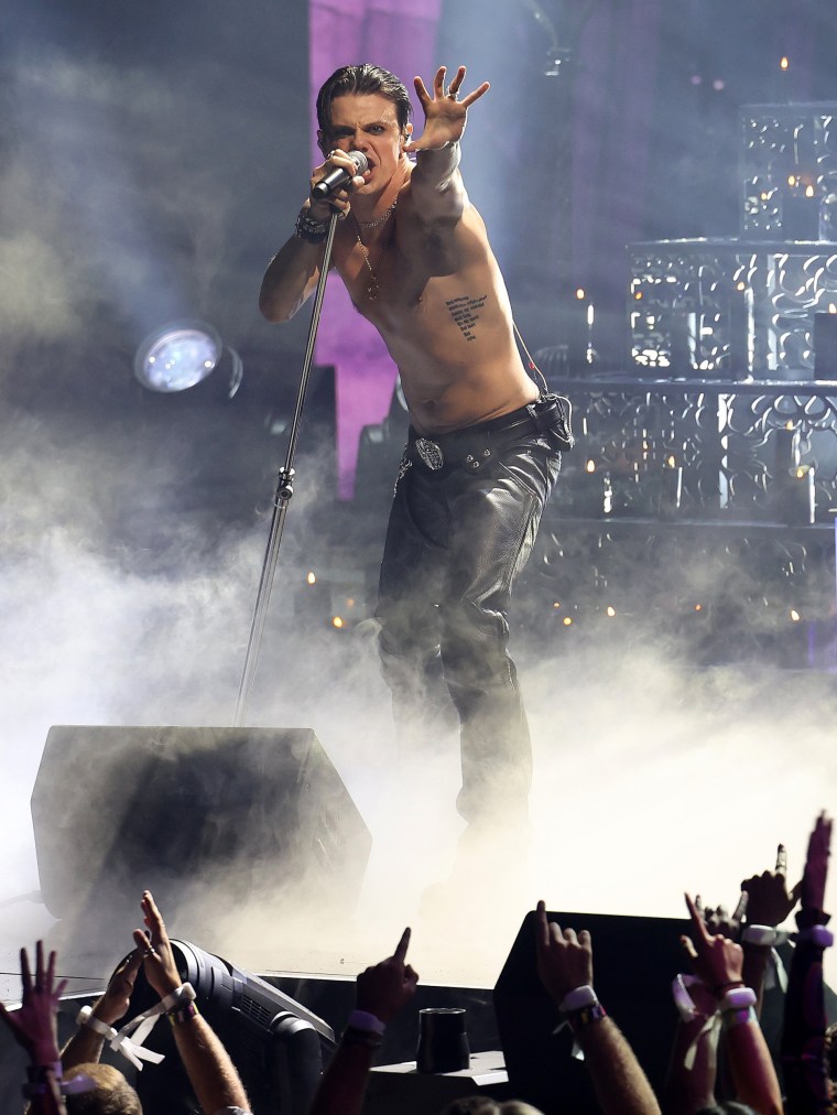 Yungblud se apresentando no 2025 MTV Video Music Awards durante o tributo de Ozzy Osbourne.