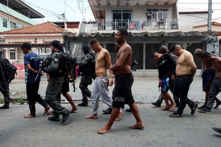Más de 60 muertos y 80 detenidos en un operativo contra el narcotráfico en dos favelas de Río de Janeiro