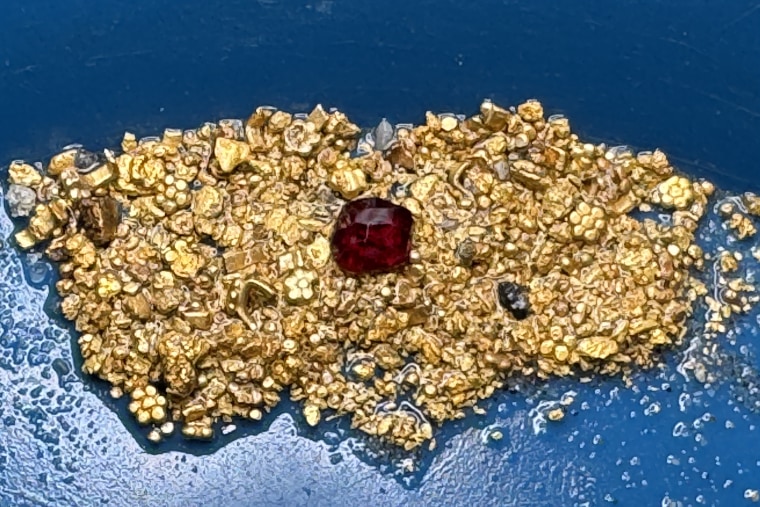 Una piedra preciosa y fragmentos de una cadena de oro se han recuperado de los restos de la flota de tesoros desde 1715 hasta Vero Beach, Florida.
