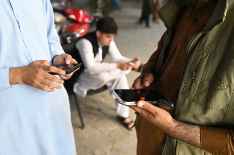 TOPSHOT-AFGHANISTAN-INTERNET-RETURN