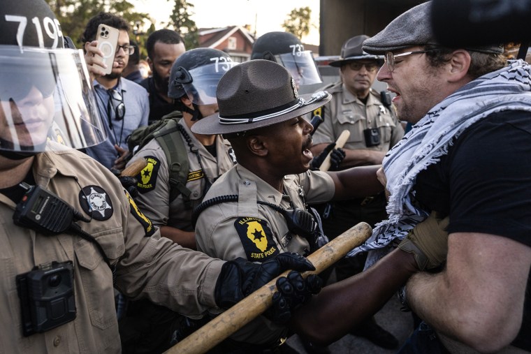Image: Protesters Demonstrate Outside Of Chicago-Area ICE Facility