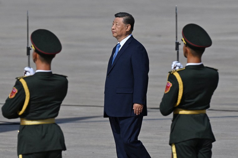 O presidente chinês Xi Jinping mudou -se para o memorial do povo durante a oferta floral na Tiananman Square, em Pequim, em 7 de setembro de 2021.