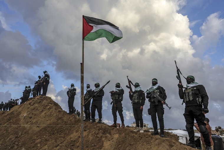Los palestinos hacen guardia en el lugar donde Hamás entregó los cuerpos de cuatro rehenes israelíes a la Cruz Roja en Khan Yunis, Gaza, el 20 de febrero de 2025.