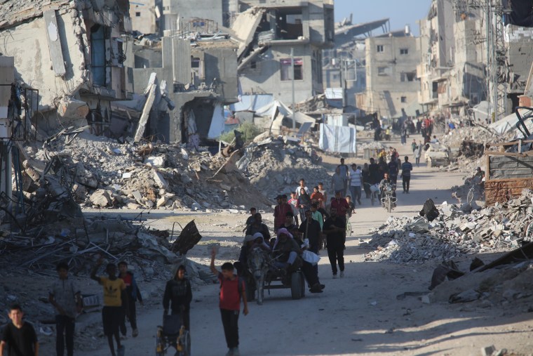 Hundreds of Palestinians continue returning to the north, with those reaching their homes in the Al-Mughraqa area of central Gaza finding widespread devastation today.
