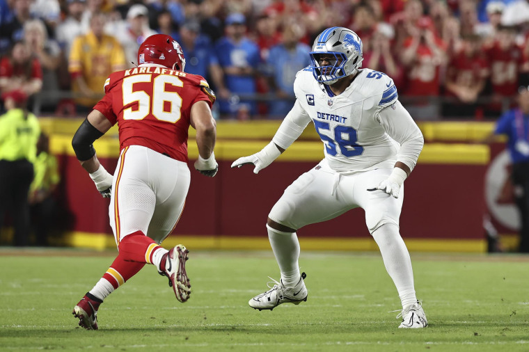 Detroit Lions offensive tackle Penei Sewell blocks Kansas City Chiefs defensive end George Karlaftis on Oct. 12, 2025.