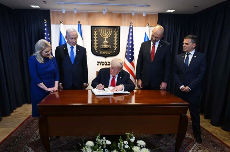 El presidente Trump firma el libro de visitas oficial en la oficina del primer ministro israelí, Benjamin Netanyahu, en la Knesset en Jerusalén.