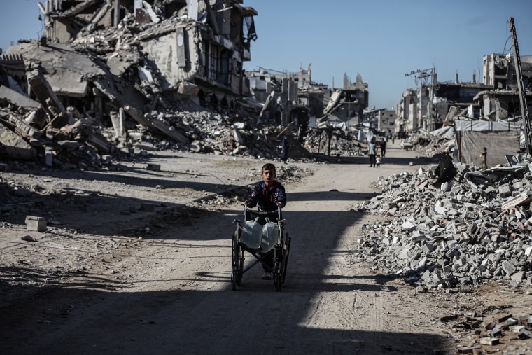 Palestinians return to devastated homes in Gaza's al-Zahra Neighborhood after Israeli withdrawal
