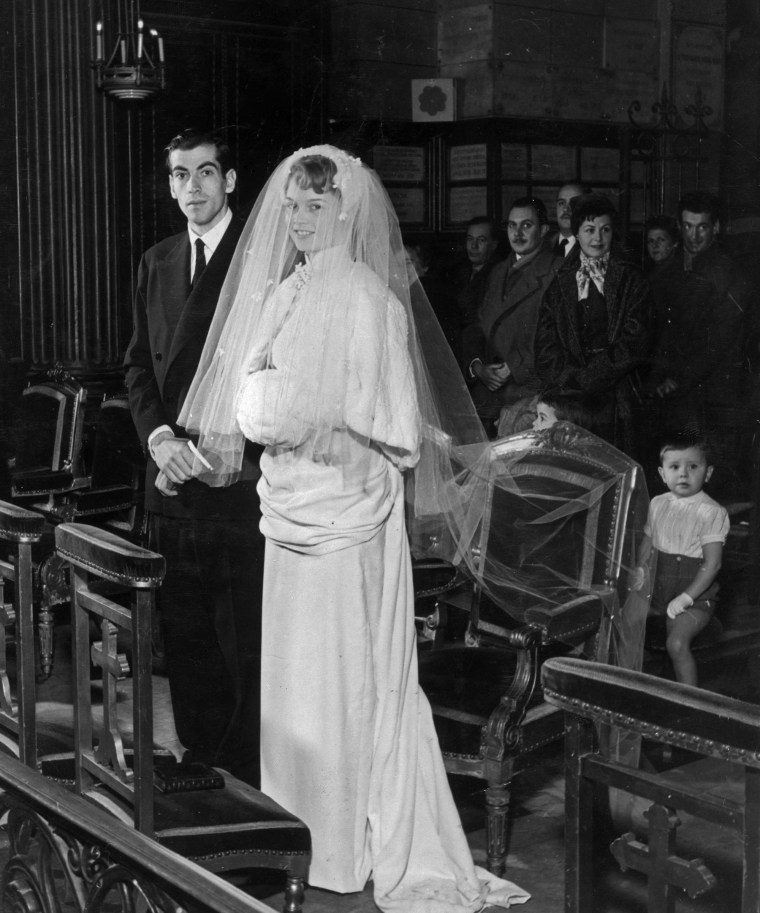 Brigitte Bardot e Roger Vadim French durante seu casamento em Paris em 1952.
