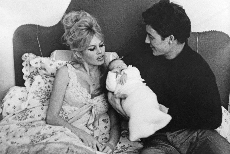 Brigitte Bardot e seu marido Jacques Charrier com seu filho Nicolas em 1960.