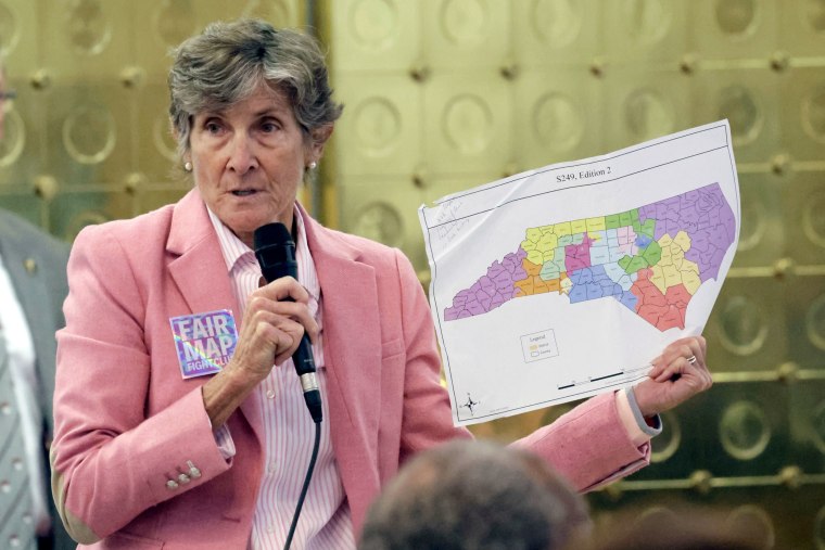 Perwakilan Pricey Harrison, D-Guilford, memegang peta alternatif saat dia berbicara tentang RUU pemekaran wilayah di Gedung Legislatif, Rabu, 22 Oktober 2025, di Raleigh, NC