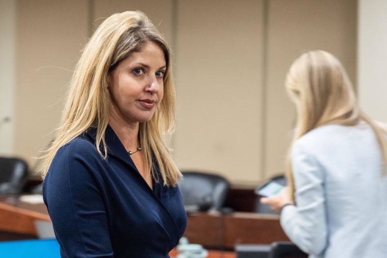 Wendy Adelson deixa o tribunal para o intervalo para almoço na segunda-feira, 25 de agosto de 2025.