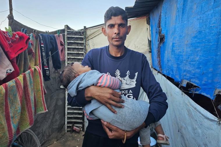 Medhat Ismail al-Shawaf with his 2-year-old, Teen Madhat.