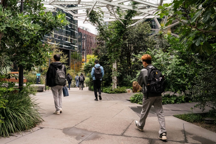 Empleados caminando dentro de la sede de Amazon.