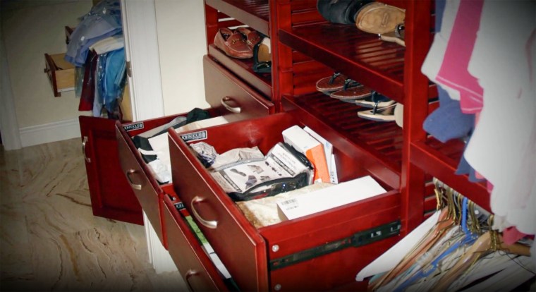 Cajones extraídos durante el presunto robo en la casa de Schwartz.