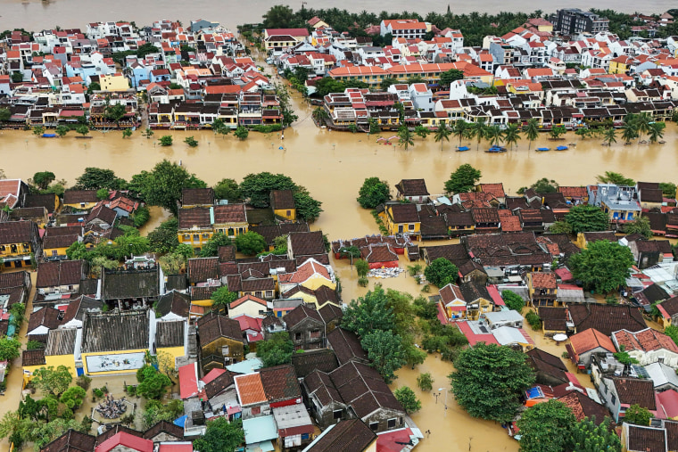 Image: *** BESTPIX *** TOPSHOT-VIETNAM-FLOOD-WEATHER-ENVIRONMENT