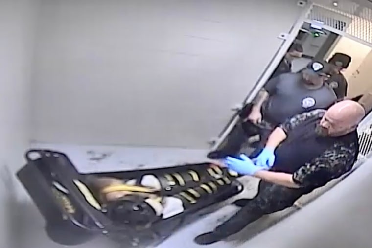 Toma de un video de vigilancia de diciembre de 2023 en el centro penitenciario Jefferson City, en Missouri. La persona en la camilla con el sistema de ataduras WRAP, Othel Moore Jr., falleció de asfixia, según una autopsia.