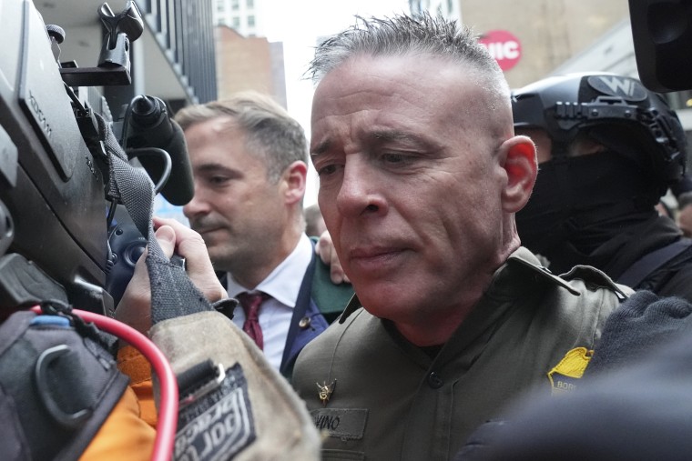 Gregory Bovino llega a la corte federal de Chicago el 28 de octubre de 2025.