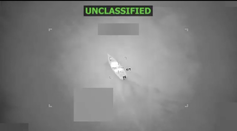 Captura de imagen de un video publicado por Hegseth de un ataque nocturno a una presunta 'narcolancha' en el Caribe.