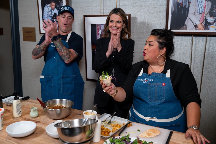 Carson Daly, Savannah Guthrie e Ayesha Nurdjaja durante uma demonstração de culinária no Taste of TODAY.