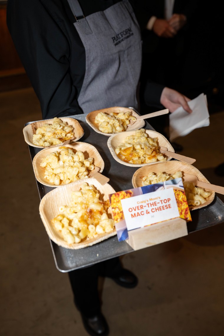 O macarrão com queijo da mãe de Craig sendo servido no 