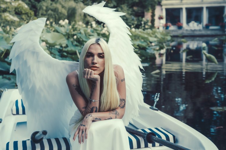 彼はバッド・バニーやセレーナ・ゴメスのために曲を書きました。今度はエレア ローズにスポットライトが当たる番です: 独占 彼はバッド・バニーやセレーナ・ゴメスのために曲を書きました。今度はエレア ローズにスポットライトが当たる番です: 独占